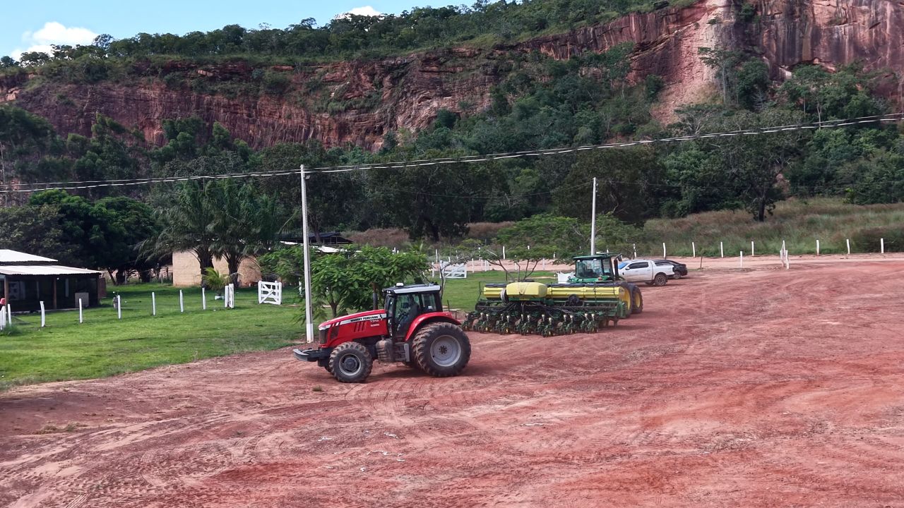 Pátio da fazenda - Galeria Chagas Agropecuária